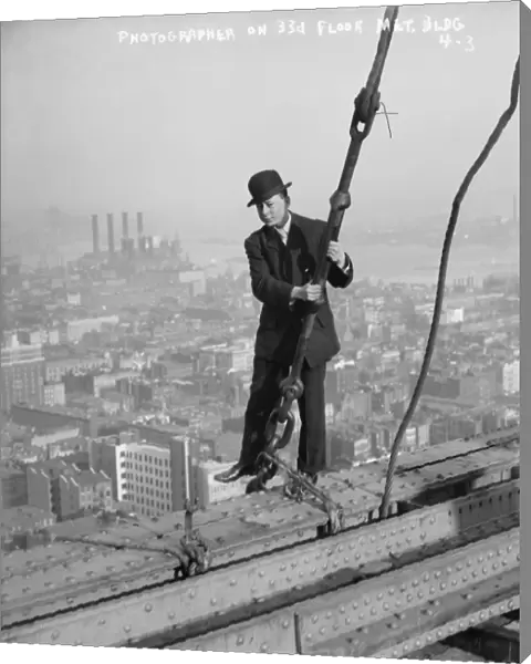 NEW YORK, 1908. Photographer on the 33rd floor of the Met Building overlooking New York