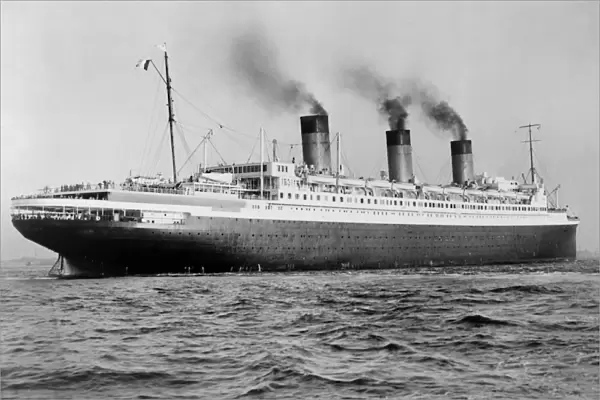 SS ILE DE FRANCE, 1940. The ocean liner SS Ile de France approaching New York City