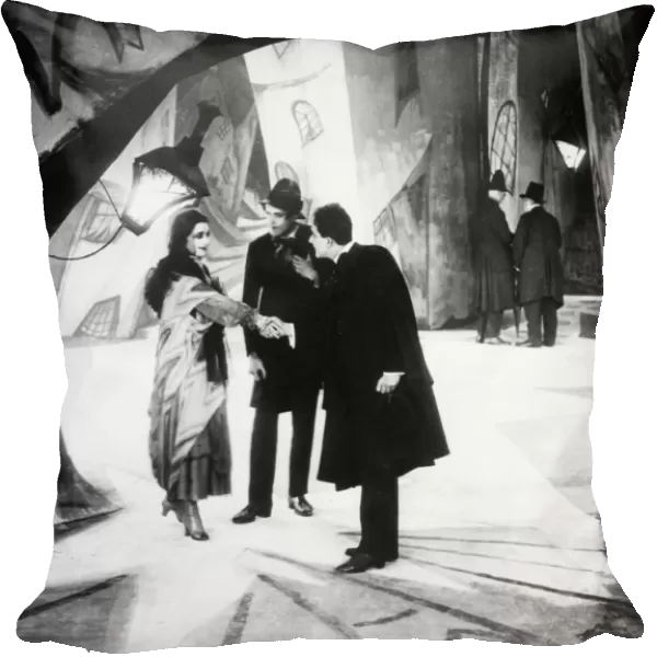 CABINET OF DR. CALIGARI. Lil Dagover and Conrad Veidt in The Cabinet of Dr. Caligari directed by Robert Wiene, 1919