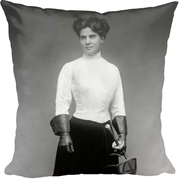 Mrs. William H. Dewar of Philadelphia, U. S. national champion in womens foil in 1913. Photograph, early 20th century