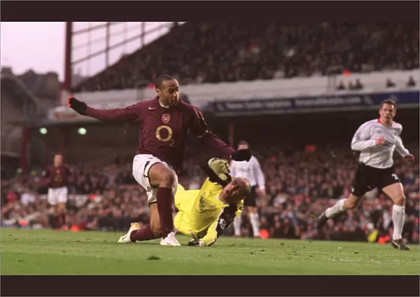 Thierry Henry scores Arsenals 2nd goal past Pepe Reina (Liverpool)