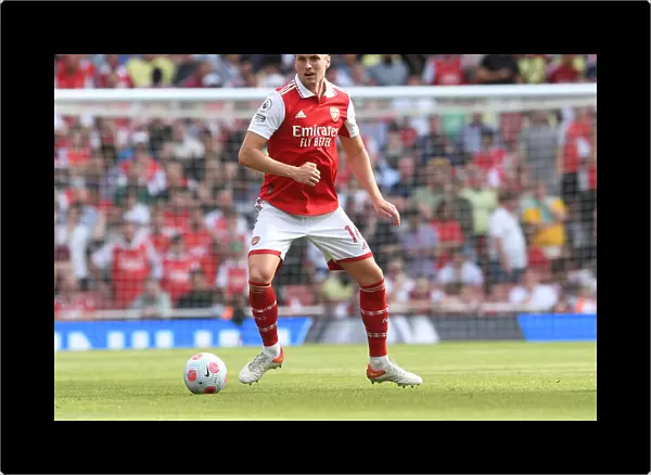 Arsenal's Rob Holding in Action Against Everton - Premier League Showdown (2021-22)