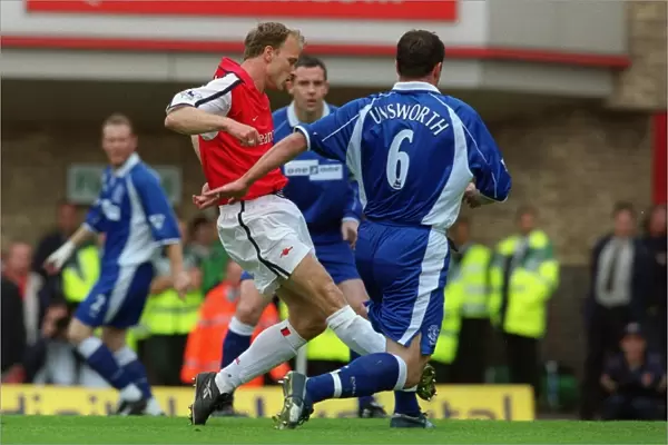 Dennis Bergkamp scores a goal for Arsenal. Arsenal 4: 3 Everton, F. A