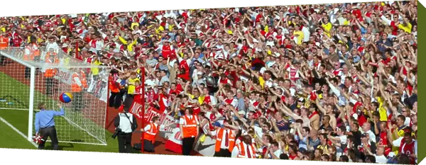 The fans in the Clock End wave at Arsene Wenger. Arsenal 2: 1 Leicester City