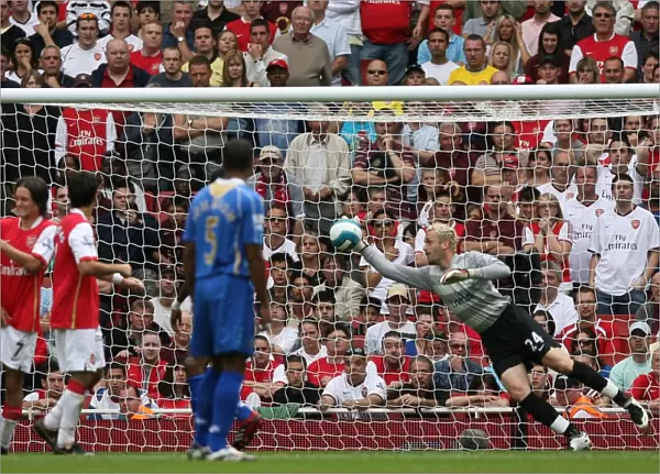 Manuel Almunia (Arsenal) dives to save a free kick