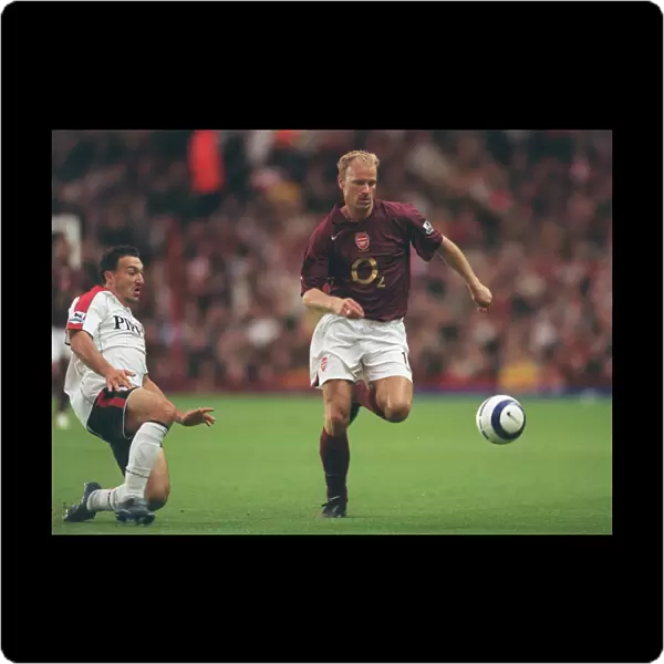 Dennis Bergkamp (Arsenal) Steed Malbranque (Fulham). Arsenal 4: 1 Fulham