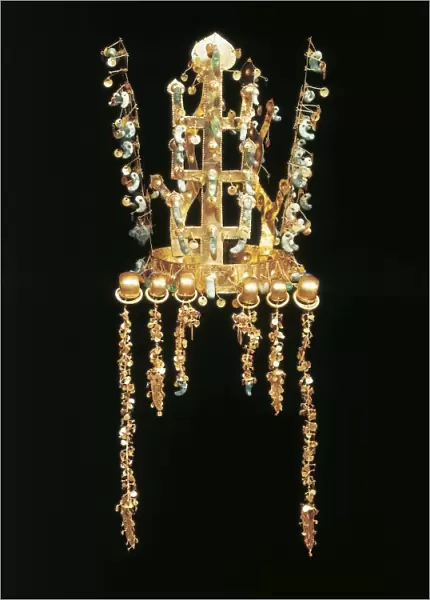Golden crown found in tomb of Hwangnam-Dong