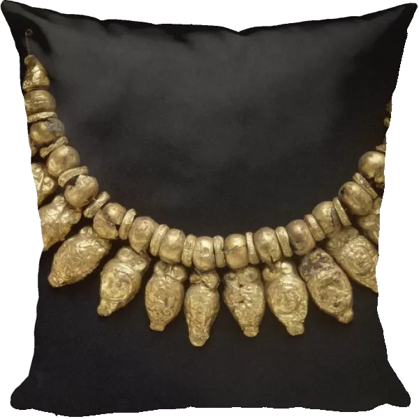 Etruscan civilization, goldsmith art. Gold necklace. From Pescia Romana, Montalto di Castro (Viterbo Province)