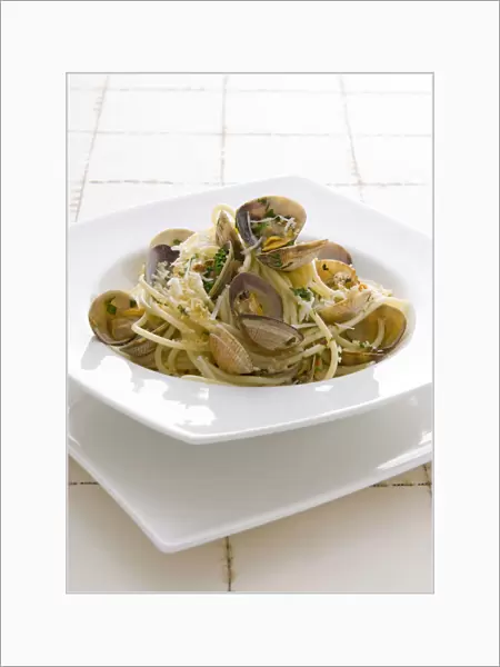 Spaghetti with clams in bowl, close-up
