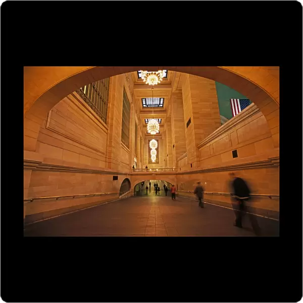 USA, New York, Manhattan, Grand Central Terminal, people walking through corridor