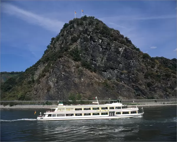 Germany, Rhineland-Palatine, passenger boat passing by the Loreley rock