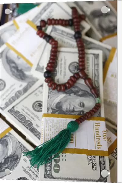 Muslim prayer beads and bank notes