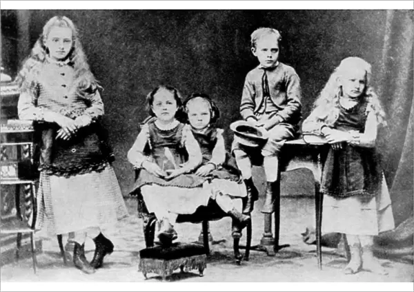 Children of the Sklodovski family. Left to right: Zosia, Hela Manya (Marie Curie 1867-1934)