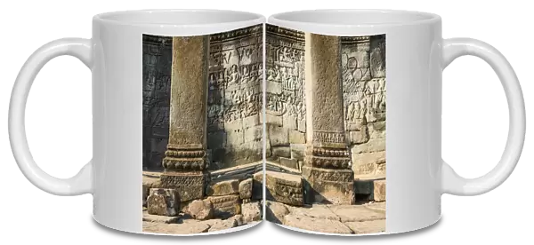 Pillars and bas relief sculpture, Angkor Wat