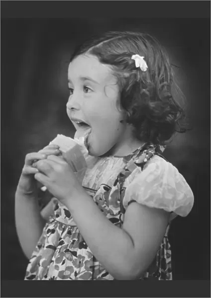 Girl (3-4) eating ice cream (B&W)