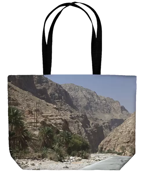 Road in the Wadi Shab mountain ravine, Hadjar-Gebirge, Hadschar-Gebirge, Tiwi, Oman