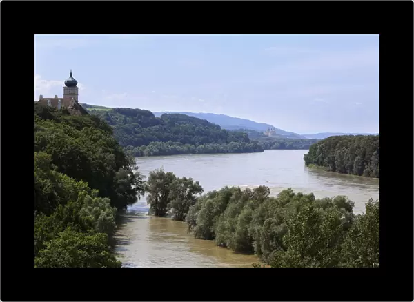 Danube River with Schloss Schoenbuehel Palace, in the distance, Melk Abbey, Wachau, Mostviertel, Lower Austria, Austria, Europe