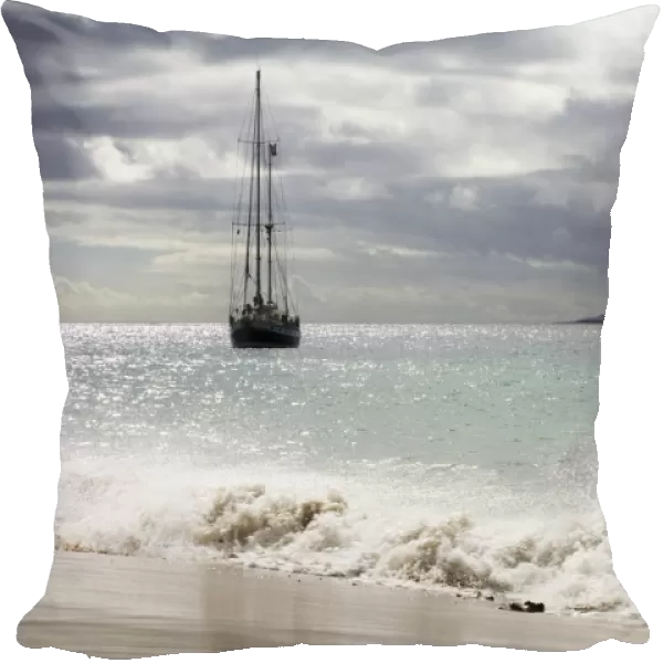 Sailing boat on the Playa de Mujeres beach near Playa Blanca, Fuerteventura in the back, Lanzarote, Canary Islands, Spain, Europe