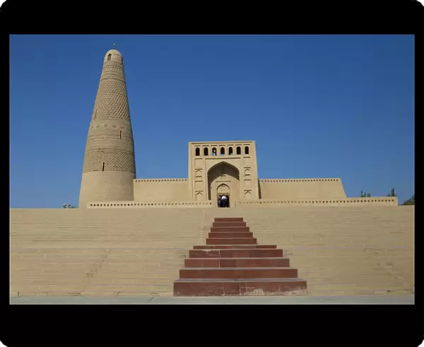 China, Silk Road, Xinjiang Province, Turpan, tourists at Emin Minaret