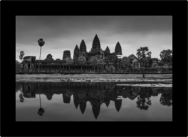 Angkot Wat in black and white