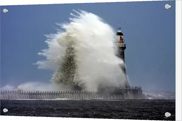 Stomy weather at Roker Lighthouse