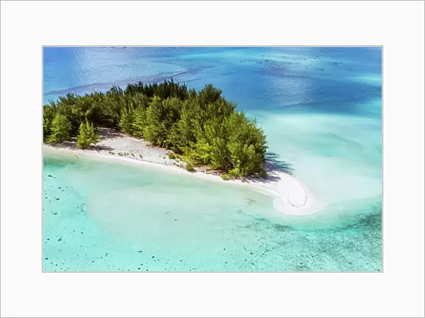 Motu Tapu, small island in the lagoon of Bora Bora, French Polynesia