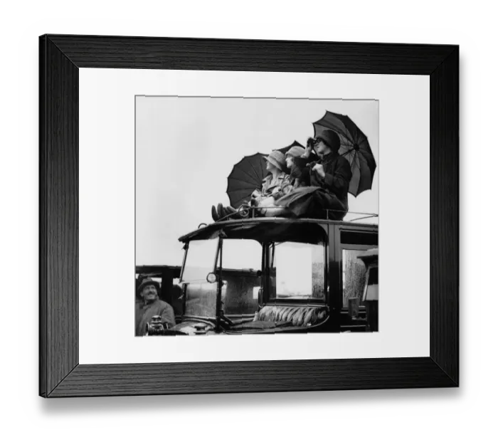 Framed Print : Epsom Derby Spectators Print, 27th May 1925 Framed Print : Epsom Derby Spectators Print, 27th May 1925