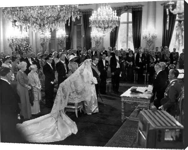 Prince Albert of the Belgians marries Princess Paola Ruffo di Calibria. Acivil ceremony