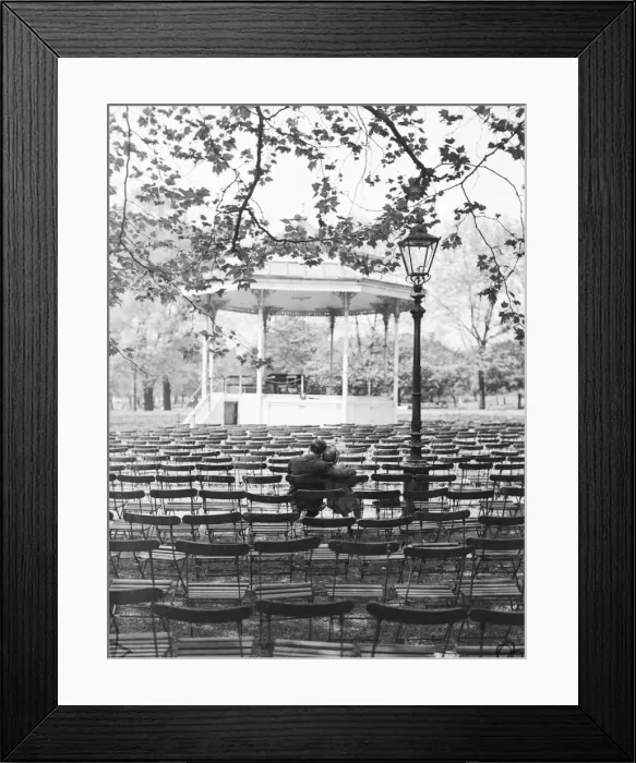 Framed Print : Lovers in Hyde Park May 1947 Print Framed Print : Lovers in Hyde Park May 1947 Print