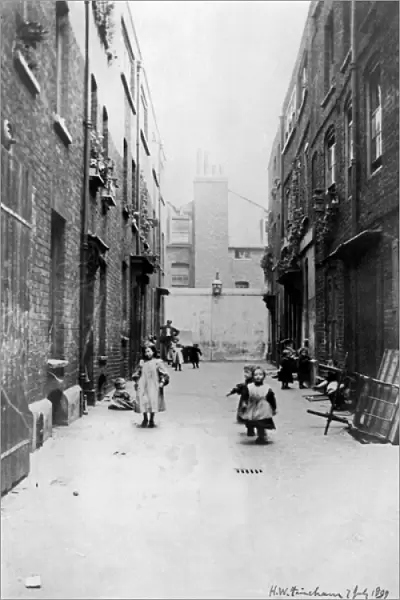 London Slums, 1899 (b  /  w photo)
