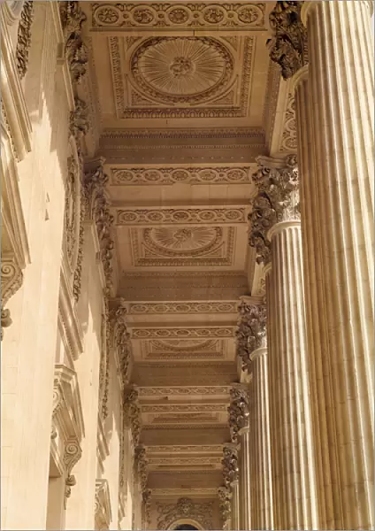 View of the ceiling of the colonnade of the Louvre (photo)