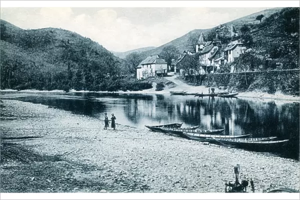 The banks of the Lot in Veillevie (Lot Valley), Cantal, Auvergne