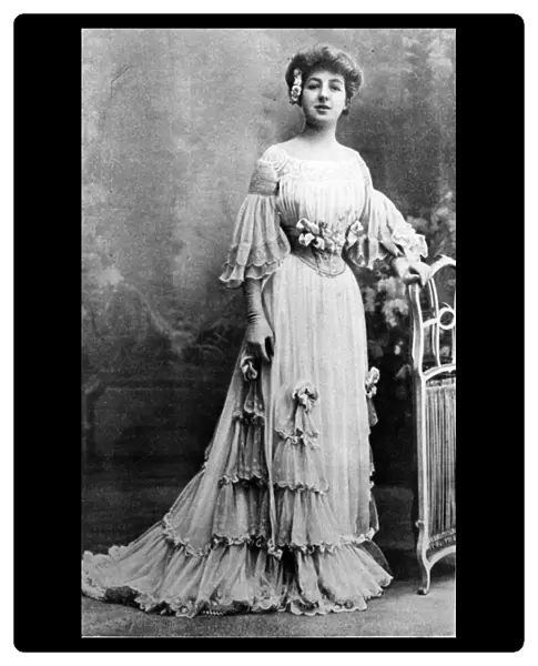 Mademoiselle Regnier in an outfit by Jacques Doucet, 1903 (b  /  w photo)