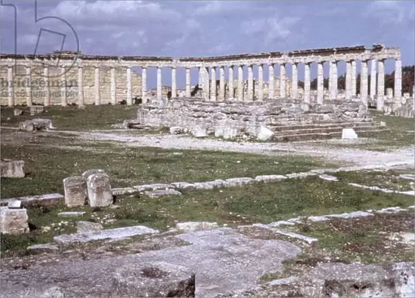 View of the upper city and entrance to the agora (photo)