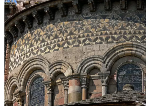 Depicting a detail of the exterior of the apse