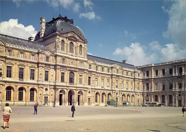 The Henri II facade in the Cour Carree (photo)