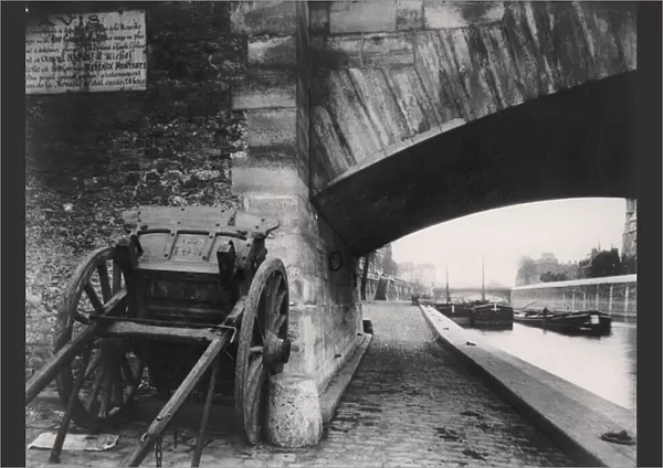 Pont de l Archeveche, on the corner of Quai de la Tournelle, Paris, 1911 (b  /  w photo)