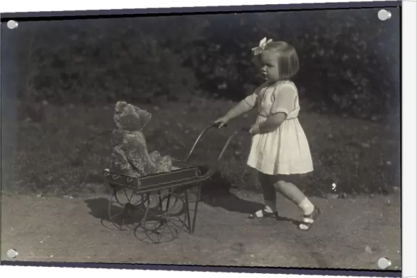 Photo Ak Princess Thyra of Mecklenburg Schwerin with teddy bears, stroller (b  /  w photo)