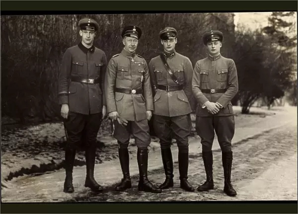 Ak Crown Prince Wilhelm with Prince Wilhelm, Hubertus and Friedrich (b  /  w photo)