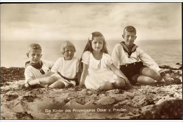 Ak The children of the prince couple Oskar of Prussia on the beach (b  /  w photo)