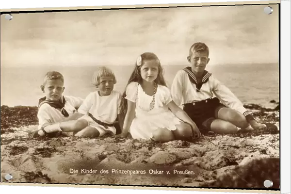 Ak The children of the prince couple Oskar of Prussia on the beach (b  /  w photo)