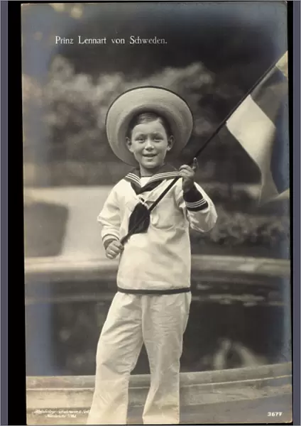 Ak Prince Lennart of Sweden, sailor suit, straw hat, flag (b  /  w photo)