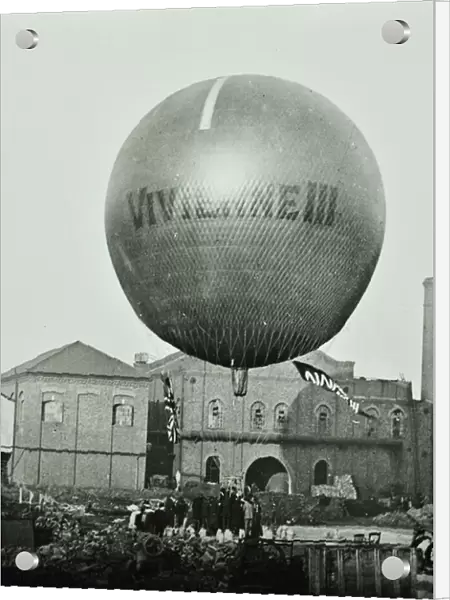 Vivienne III balloon in front of the Wandsworth Gas Company, 1898 (b  /  w photo)