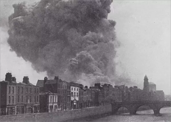 Huge explosion at the Four Courts, Battle of Dublin, Irish Civil War, 1922 (b  /  w photo)