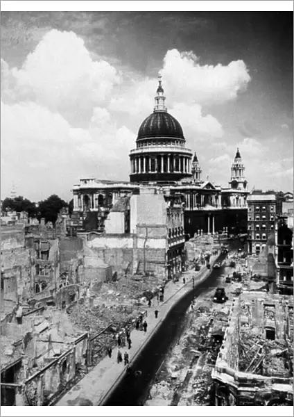 St Pauls and the Aftermath of the Battle of Britain, September 1940 (b  /  w photo)