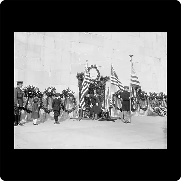 George Washington Birthday Ceremony, Washington Memorial, Washington DC, USA, February 22, 1922 (b / w photo)