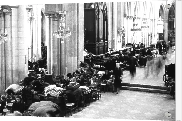 People taking refuge in Caen Cathedral, July 1944 (b / w photo)