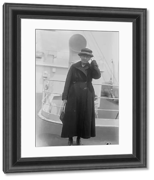 Marie Curie arriving in New York City, USA, 1921 (b / w photo)