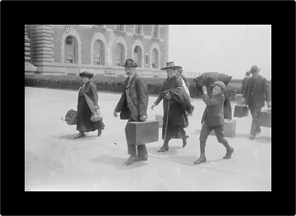 Immigrants Arriving at Ellis Island, 1907 (photo)