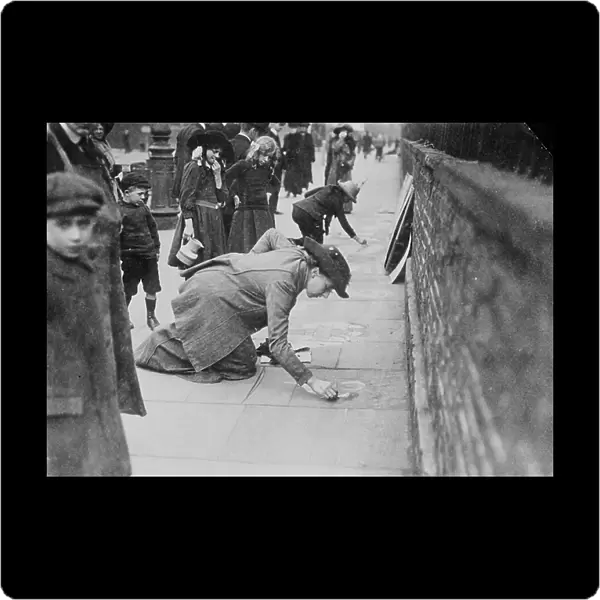 Suffragette pavement chalkers, c. 1910 (b / w photo)